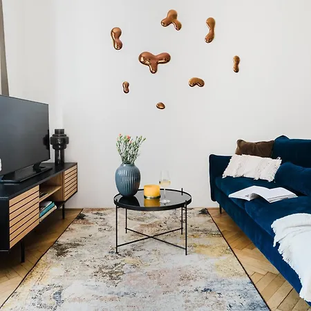 Days - One-bedroom With Netflix And Workspace With Imac In New Town Διαμέρισμα